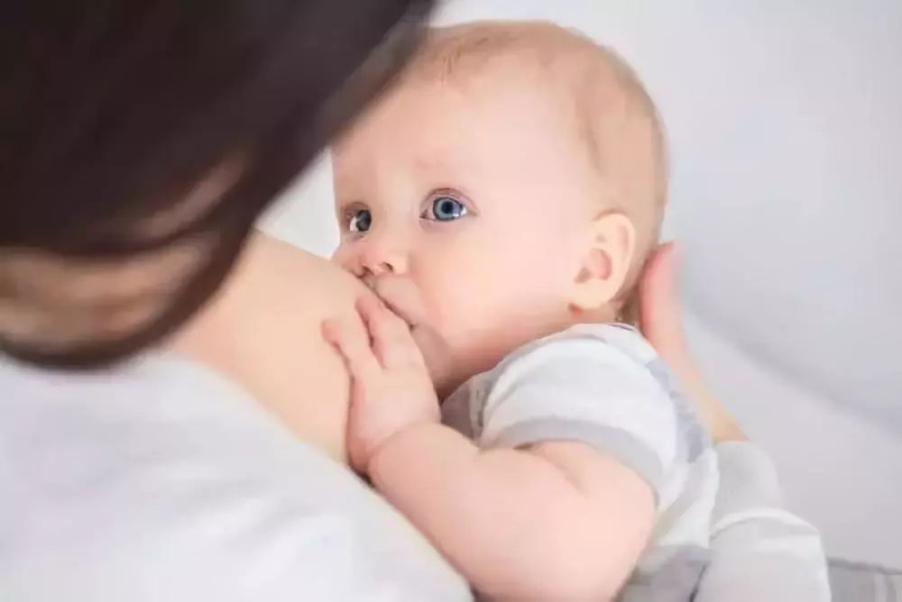 婴儿拒绝吃奶瓶的困扰与应对策略